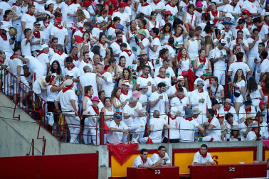 Público asistente a la Plaza de Toros de Pamplona durante la quinta corrida de la Feria del Toro 2019 con la ganadería de Victoriano del Río para los diestros El Juli, Antonio Ferrera y Pablo Aguado