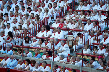 Público asistente a la Plaza de Toros de Pamplona durante la quinta corrida de la Feria del Toro 2019 con la ganadería de Victoriano del Río para los diestros El Juli, Antonio Ferrera y Pablo Aguado