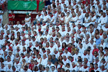 Público asistente a la Plaza de Toros de Pamplona durante la quinta corrida de la Feria del Toro 2019 con la ganadería de Victoriano del Río para los diestros El Juli, Antonio Ferrera y Pablo Aguado