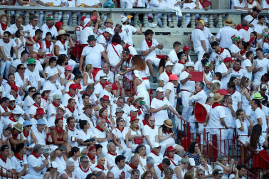 Público asistente a la Plaza de Toros de Pamplona durante la quinta corrida de la Feria del Toro 2019 con la ganadería de Victoriano del Río para los diestros El Juli, Antonio Ferrera y Pablo Aguado