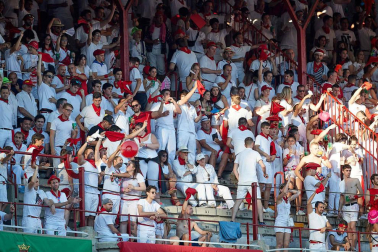 Público asistente a la Plaza de Toros de Pamplona durante la quinta corrida de la Feria del Toro 2019 con la ganadería de Victoriano del Río para los diestros El Juli, Antonio Ferrera y Pablo Aguado
