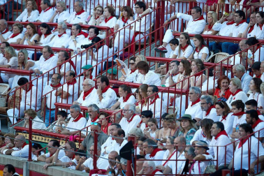 Público asistente a la Plaza de Toros de Pamplona durante la quinta corrida de la Feria del Toro 2019 con la ganadería de Victoriano del Río para los diestros El Juli, Antonio Ferrera y Pablo Aguado