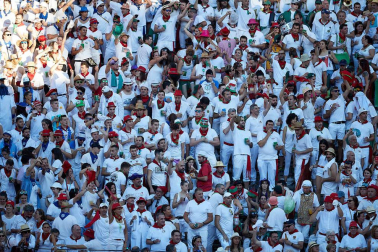 Público asistente a la Plaza de Toros de Pamplona durante la quinta corrida de la Feria del Toro 2019 con la ganadería de Victoriano del Río para los diestros El Juli, Antonio Ferrera y Pablo Aguado