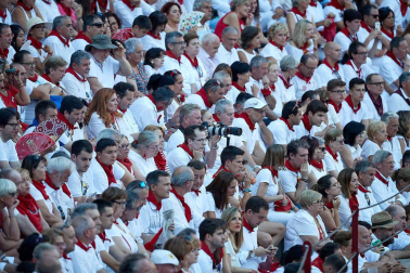Público asistente a la Plaza de Toros de Pamplona durante la quinta corrida de la Feria del Toro 2019 con la ganadería de Victoriano del Río para los diestros El Juli, Antonio Ferrera y Pablo Aguado