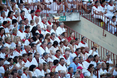 Público asistente a la Plaza de Toros de Pamplona durante la quinta corrida de la Feria del Toro 2019 con la ganadería de Victoriano del Río para los diestros El Juli, Antonio Ferrera y Pablo Aguado