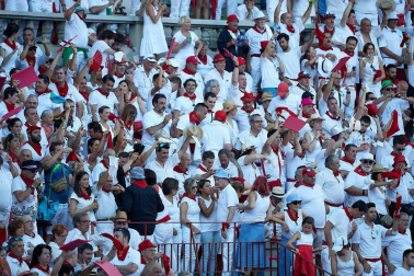 Público asistente a la Plaza de Toros de Pamplona durante la quinta corrida de la Feria del Toro 2019 con la ganadería de Victoriano del Río para los diestros El Juli, Antonio Ferrera y Pablo Aguado