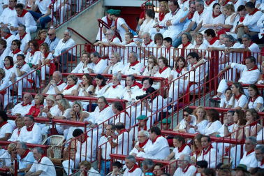 Público asistente a la Plaza de Toros de Pamplona durante la quinta corrida de la Feria del Toro 2019 con la ganadería de Victoriano del Río para los diestros El Juli, Antonio Ferrera y Pablo Aguado