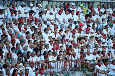 Público asistente a la Plaza de Toros de Pamplona durante la quinta corrida de la Feria del Toro 2019 con la ganadería de Victoriano del Río para los diestros El Juli, Antonio Ferrera y Pablo Aguado