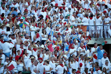 Público asistente a la Plaza de Toros de Pamplona durante la quinta corrida de la Feria del Toro 2019 con la ganadería de Victoriano del Río para los diestros El Juli, Antonio Ferrera y Pablo Aguado