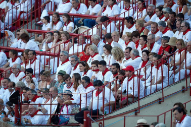 Público asistente a la Plaza de Toros de Pamplona durante la quinta corrida de la Feria del Toro 2019 con la ganadería de Victoriano del Río para los diestros El Juli, Antonio Ferrera y Pablo Aguado