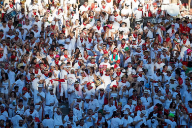 Público asistente a la Plaza de Toros de Pamplona durante la quinta corrida de la Feria del Toro 2019 con la ganadería de Victoriano del Río para los diestros El Juli, Antonio Ferrera y Pablo Aguado