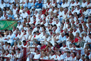 Público asistente a la Plaza de Toros de Pamplona durante la quinta corrida de la Feria del Toro 2019 con la ganadería de Victoriano del Río para los diestros El Juli, Antonio Ferrera y Pablo Aguado