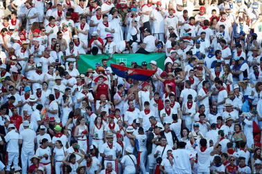 Público asistente a la Plaza de Toros de Pamplona durante la quinta corrida de la Feria del Toro 2019 con la ganadería de Victoriano del Río para los diestros El Juli, Antonio Ferrera y Pablo Aguado
