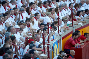 Público asistente a la Plaza de Toros de Pamplona durante la quinta corrida de la Feria del Toro 2019 con la ganadería de Victoriano del Río para los diestros El Juli, Antonio Ferrera y Pablo Aguado