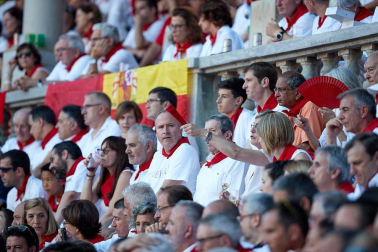 Público asistente a la Plaza de Toros de Pamplona durante la quinta corrida de la Feria del Toro 2019 con la ganadería de Victoriano del Río para los diestros El Juli, Antonio Ferrera y Pablo Aguado