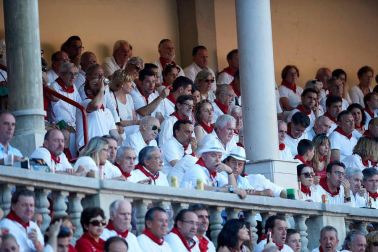 Público asistente a la Plaza de Toros de Pamplona durante la quinta corrida de la Feria del Toro 2019 con la ganadería de Victoriano del Río para los diestros El Juli, Antonio Ferrera y Pablo Aguado