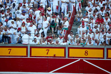 Público asistente a la Plaza de Toros de Pamplona durante la quinta corrida de la Feria del Toro 2019 con la ganadería de Victoriano del Río para los diestros El Juli, Antonio Ferrera y Pablo Aguado