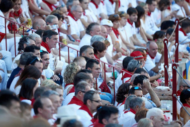 Público asistente a la Plaza de Toros de Pamplona durante la quinta corrida de la Feria del Toro 2019 con la ganadería de Victoriano del Río para los diestros El Juli, Antonio Ferrera y Pablo Aguado