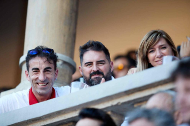 Público asistente a la Plaza de Toros de Pamplona durante la quinta corrida de la Feria del Toro 2019 con la ganadería de Victoriano del Río para los diestros El Juli, Antonio Ferrera y Pablo Aguado