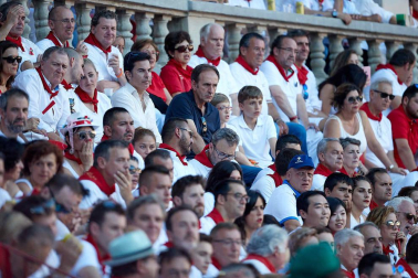 Público asistente a la Plaza de Toros de Pamplona durante la quinta corrida de la Feria del Toro 2019 con la ganadería de Victoriano del Río para los diestros El Juli, Antonio Ferrera y Pablo Aguado