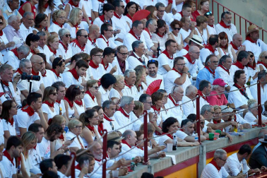Público asistente a la Plaza de Toros de Pamplona durante la quinta corrida de la Feria del Toro 2019 con la ganadería de Victoriano del Río para los diestros El Juli, Antonio Ferrera y Pablo Aguado