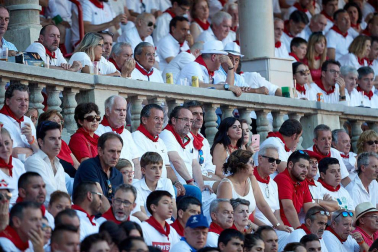 Público asistente a la Plaza de Toros de Pamplona durante la quinta corrida de la Feria del Toro 2019 con la ganadería de Victoriano del Río para los diestros El Juli, Antonio Ferrera y Pablo Aguado