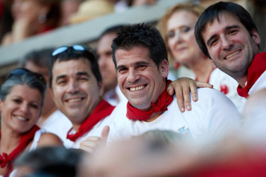 Público asistente a la Plaza de Toros de Pamplona durante la quinta corrida de la Feria del Toro 2019 con la ganadería de Victoriano del Río para los diestros El Juli, Antonio Ferrera y Pablo Aguado