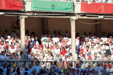 Público asistente a la Plaza de Toros de Pamplona durante la quinta corrida de la Feria del Toro 2019 con la ganadería de Victoriano del Río para los diestros El Juli, Antonio Ferrera y Pablo Aguado