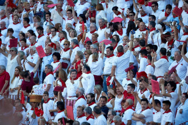 Público asistente a la Plaza de Toros de Pamplona durante la quinta corrida de la Feria del Toro 2019 con la ganadería de Victoriano del Río para los diestros El Juli, Antonio Ferrera y Pablo Aguado