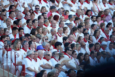 Público asistente a la Plaza de Toros de Pamplona durante la quinta corrida de la Feria del Toro 2019 con la ganadería de Victoriano del Río para los diestros El Juli, Antonio Ferrera y Pablo Aguado