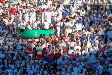 Público asistente a la Plaza de Toros de Pamplona durante la quinta corrida de la Feria del Toro 2019 con la ganadería de Victoriano del Río para los diestros El Juli, Antonio Ferrera y Pablo Aguado