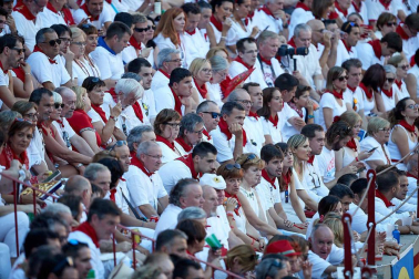 Público asistente a la Plaza de Toros de Pamplona durante la quinta corrida de la Feria del Toro 2019 con la ganadería de Victoriano del Río para los diestros El Juli, Antonio Ferrera y Pablo Aguado