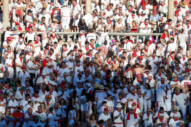 Público asistente a la Plaza de Toros de Pamplona durante la quinta corrida de la Feria del Toro 2019 con la ganadería de Victoriano del Río para los diestros El Juli, Antonio Ferrera y Pablo Aguado