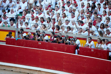 Público asistente a la Plaza de Toros de Pamplona durante la quinta corrida de la Feria del Toro 2019 con la ganadería de Victoriano del Río para los diestros El Juli, Antonio Ferrera y Pablo Aguado