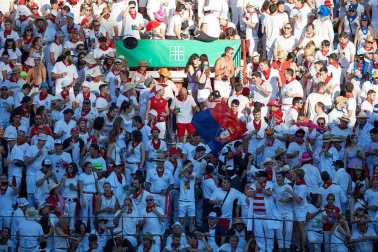 Público asistente a la Plaza de Toros de Pamplona durante la quinta corrida de la Feria del Toro 2019 con la ganadería de Victoriano del Río para los diestros El Juli, Antonio Ferrera y Pablo Aguado