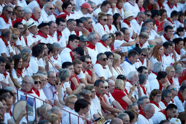 Público asistente a la Plaza de Toros de Pamplona durante la quinta corrida de la Feria del Toro 2019 con la ganadería de Victoriano del Río para los diestros El Juli, Antonio Ferrera y Pablo Aguado