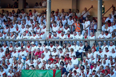 Público asistente a la Plaza de Toros de Pamplona durante la quinta corrida de la Feria del Toro 2019 con la ganadería de Victoriano del Río para los diestros El Juli, Antonio Ferrera y Pablo Aguado