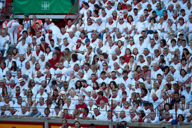 Público asistente a la Plaza de Toros de Pamplona durante la quinta corrida de la Feria del Toro 2019 con la ganadería de Victoriano del Río para los diestros El Juli, Antonio Ferrera y Pablo Aguado