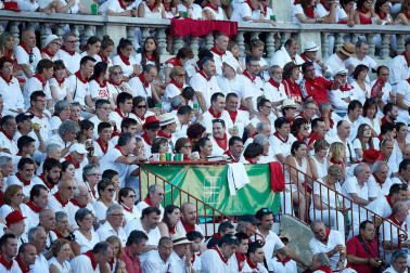 Público asistente a la Plaza de Toros de Pamplona durante la quinta corrida de la Feria del Toro 2019 con la ganadería de Victoriano del Río para los diestros El Juli, Antonio Ferrera y Pablo Aguado