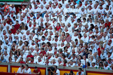 Público asistente a la Plaza de Toros de Pamplona durante la quinta corrida de la Feria del Toro 2019 con la ganadería de Victoriano del Río para los diestros El Juli, Antonio Ferrera y Pablo Aguado