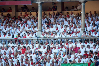 Público asistente a la Plaza de Toros de Pamplona durante la quinta corrida de la Feria del Toro 2019 con la ganadería de Victoriano del Río para los diestros El Juli, Antonio Ferrera y Pablo Aguado