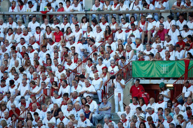 Público asistente a la Plaza de Toros de Pamplona durante la quinta corrida de la Feria del Toro 2019 con la ganadería de Victoriano del Río para los diestros El Juli, Antonio Ferrera y Pablo Aguado