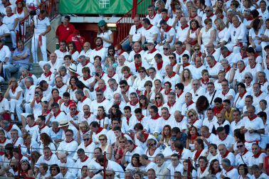 Público asistente a la Plaza de Toros de Pamplona durante la quinta corrida de la Feria del Toro 2019 con la ganadería de Victoriano del Río para los diestros El Juli, Antonio Ferrera y Pablo Aguado