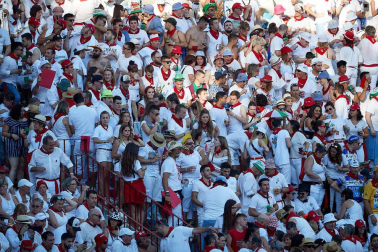 Público asistente a la Plaza de Toros de Pamplona durante la quinta corrida de la Feria del Toro 2019 con la ganadería de Victoriano del Río para los diestros El Juli, Antonio Ferrera y Pablo Aguado