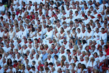 Público asistente a la Plaza de Toros de Pamplona durante la quinta corrida de la Feria del Toro 2019 con la ganadería de Victoriano del Río para los diestros El Juli, Antonio Ferrera y Pablo Aguado