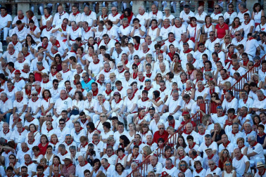 Público asistente a la Plaza de Toros de Pamplona durante la quinta corrida de la Feria del Toro 2019 con la ganadería de Victoriano del Río para los diestros El Juli, Antonio Ferrera y Pablo Aguado