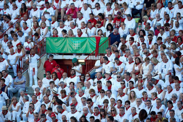 Público asistente a la Plaza de Toros de Pamplona durante la quinta corrida de la Feria del Toro 2019 con la ganadería de Victoriano del Río para los diestros El Juli, Antonio Ferrera y Pablo Aguado