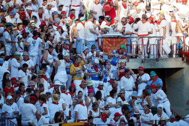 Público asistente a la Plaza de Toros de Pamplona durante la quinta corrida de la Feria del Toro 2019 con la ganadería de Victoriano del Río para los diestros El Juli, Antonio Ferrera y Pablo Aguado