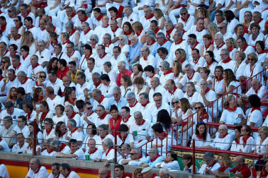 Público asistente a la Plaza de Toros de Pamplona durante la quinta corrida de la Feria del Toro 2019 con la ganadería de Victoriano del Río para los diestros El Juli, Antonio Ferrera y Pablo Aguado