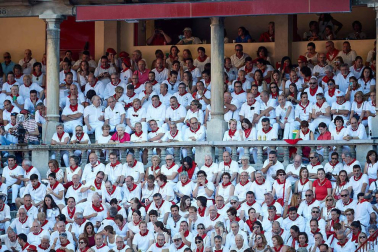 Público asistente a la Plaza de Toros de Pamplona durante la quinta corrida de la Feria del Toro 2019 con la ganadería de Victoriano del Río para los diestros El Juli, Antonio Ferrera y Pablo Aguado